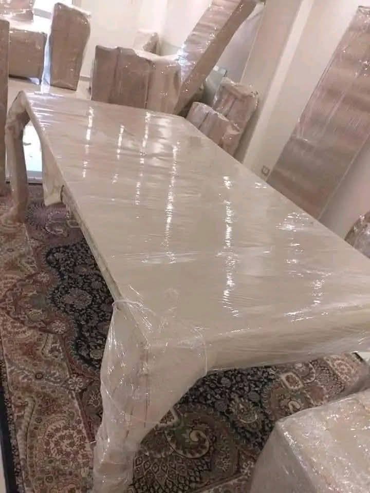 تحميل اثاث في سيارة نقل مجهزة